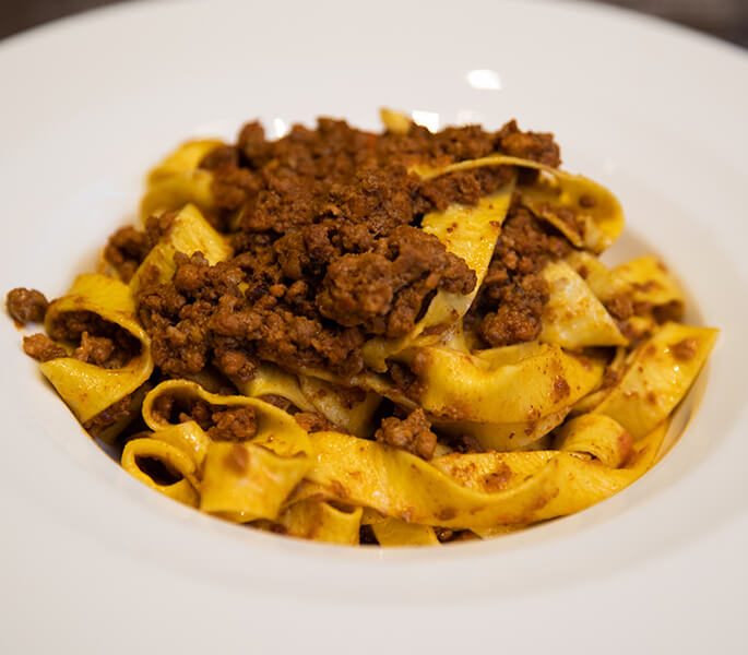 Primo piano di un piatto di tagliatelle al ragù